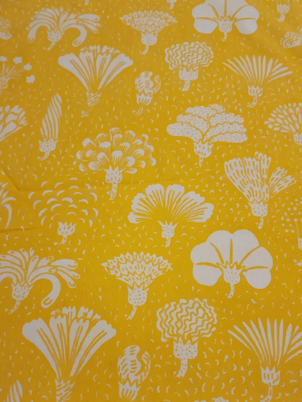 MCM Vintage Oval Yellow Dandelion-Like Floral Tablecloth 60x80